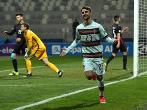 Arsenal Segera Dapatkan Gelandang Porto Arsenal Segera Dapatkan Gelandang Porto