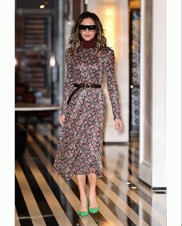 Victoria Beckham kenakan floral printed dress/