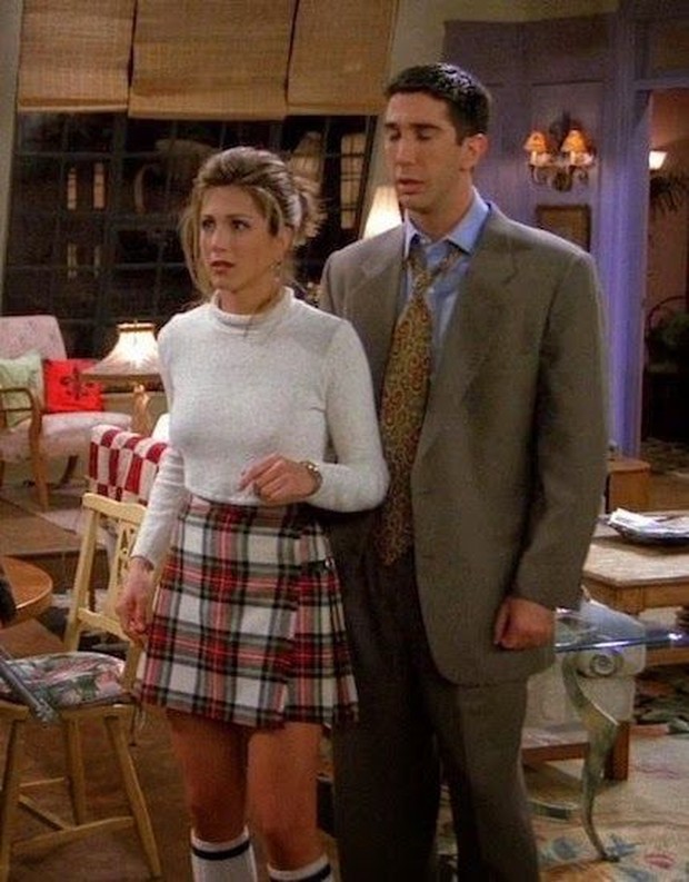Gaya Rachel Green memakai rok plaid/