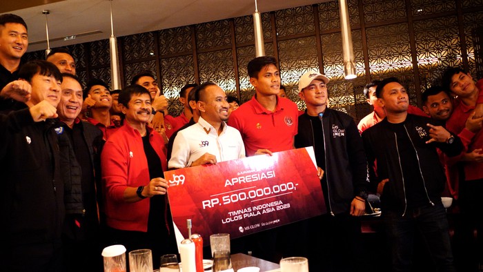 Founder J99 Corp sekaligus Presiden Arema FC Gilang Widya Pramana memberikan hadiah bonus sebesar Rp 500 juta untuk Timnas Indonesia.