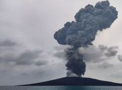 Anak Krakatau Erupsi Dini Hari Tadi, Abu Vulkanik Membubung 1 Km