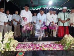Dua Wakil Ketua MPR Ziarah Bareng ke Makam Kiai Dimyati Rois