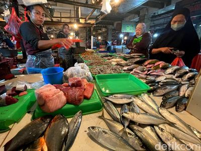 Ramainya Lapak Penjual Ikan Gegara Harga Ayam dan Daging Naik Tinggi