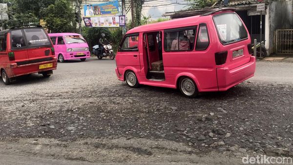 Jalan RA Kosasih di Sukabumi Rusak dan Berlubang