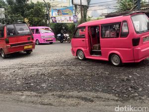Jalan RA Kosasih di Sukabumi Rusak dan Berlubang