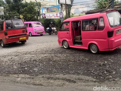 Jalan RA Kosasih di Sukabumi Rusak dan Berlubang