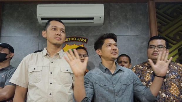Iko Uwais usai jalani pemeriksaan terkait dugaan pengeroyokan di Polres Metro Bekasi Kota, Jumat (17/6/2022) malam.