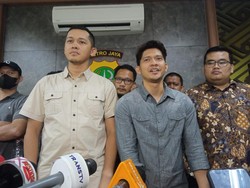 Iko Uwais Pulang dengan Senyuman Usai Dicecar 14 Pertanyaan dari Polisi
