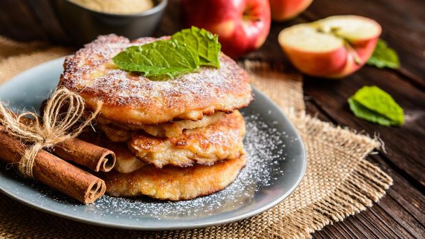 ilustrasi pancake apel Sweet pancakes made of apple, curd and cinnamon