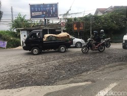 Jalan RA Kosasih di Sukabumi Rusak!