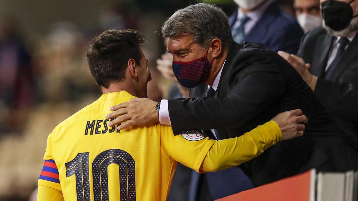 Lionel Messi dan Joan Laporta. Foto: Getty Images/Soccrates Images