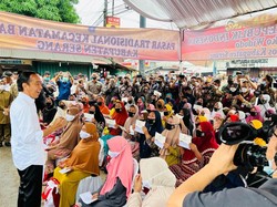 Jokowi Bagikan Bansos di Pasar Baros Serang: Cukup Nggak?