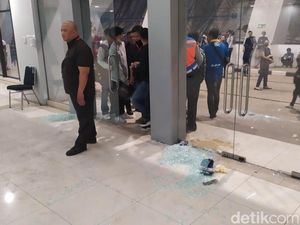 Penonton Persib Vs Persebaya Membeludak, 8 Pintu Stadion GBLA Jebol! Penonton Persib Vs Persebaya Membeludak, 8 Pintu Stadion GBLA Jebol!