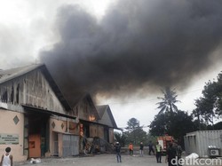 Gudang Limbah Popok Bayi di Karawang Terbakar