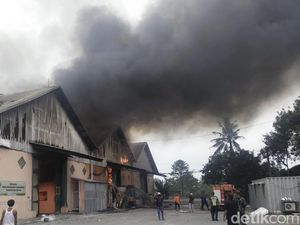 Gudang Limbah Popok Bayi di Karawang Terbakar Gudang Limbah Popok Bayi di Karawang Terbakar