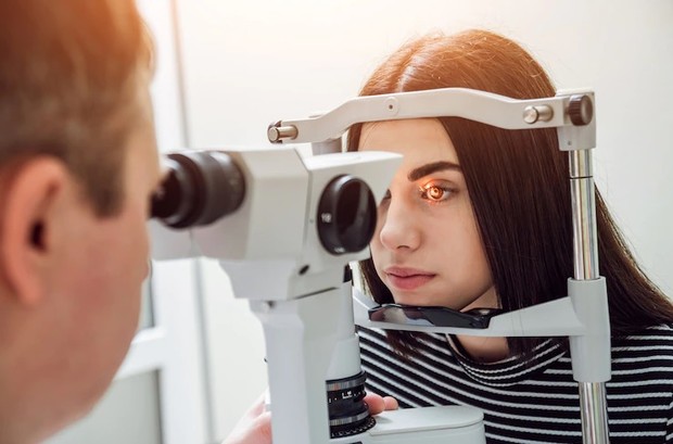 Periksakan mata ke klinik mata atau optik sebelum memilih softlens