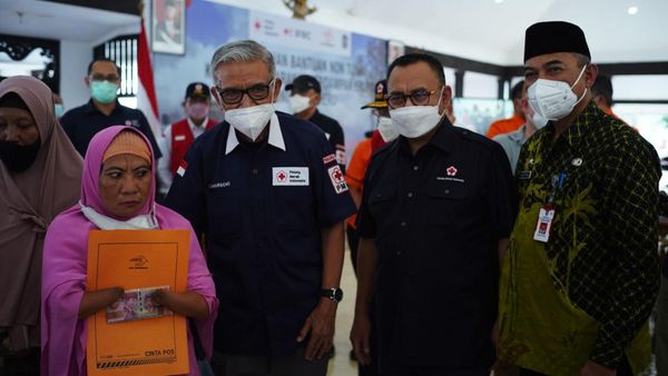 Korban Erupsi Semeru Terima Bantuan