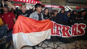 Lihat Lagi Kemeriahan Suporter Sambut Kedatangan Timnas Indonesia