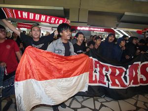 Lihat Lagi Kemeriahan Suporter Sambut Kedatangan Timnas Indonesia Lihat Lagi Kemeriahan Suporter Sambut Kedatangan Timnas Indonesia