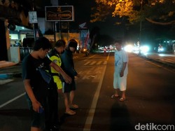 Emak-emak di Pasuruan Tewas Tertabrak Motor Saat Nyeberang Beli Sate