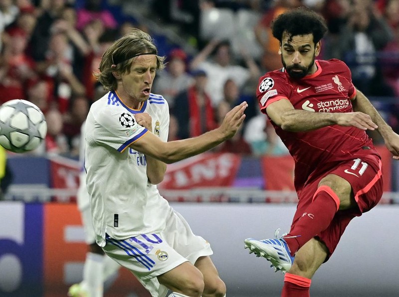 TOPSHOT - Liverpool's Egyptian midfielder Mohamed Salah (R) and Real Madrid's Croatian midfielder Luka Modric vie during the UEFA Champions League final football match between Liverpool and Real Madrid at the Stade de France in Saint-Denis, north of Paris, on May 28, 2022. (Photo by JAVIER SORIANO / AFP) / The erroneous mention[s] appearing in the metadata of this photo by JAVIER SORIANO has been modified in AFP systems in the following manner: [Liverpool's Egyptian midfielder Mohamed Salah] instead of [Liverpool's Senegalese striker Sadio Mane ]. Please immediately remove the erroneous mention[s] from all your online services and delete it (them) from your servers. If you have been authorized by AFP to distribute it (them) to third parties, please ensure that the same actions are carried out by them. Failure to promptly comply with these instructions will entail liability on your part for any continued or post notification usage. Therefore we thank you very much for all your attention and prompt action. We are sorry for the inconvenience this notification may cause and remain at your disposal for any further information you may require. (Photo by JAVIER SORIANO/AFP via Getty Images)