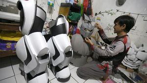 Pria di Depok Untung Jutaan Lewat Kostum Robot