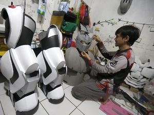Pria di Depok Untung Jutaan Lewat Kostum Robot