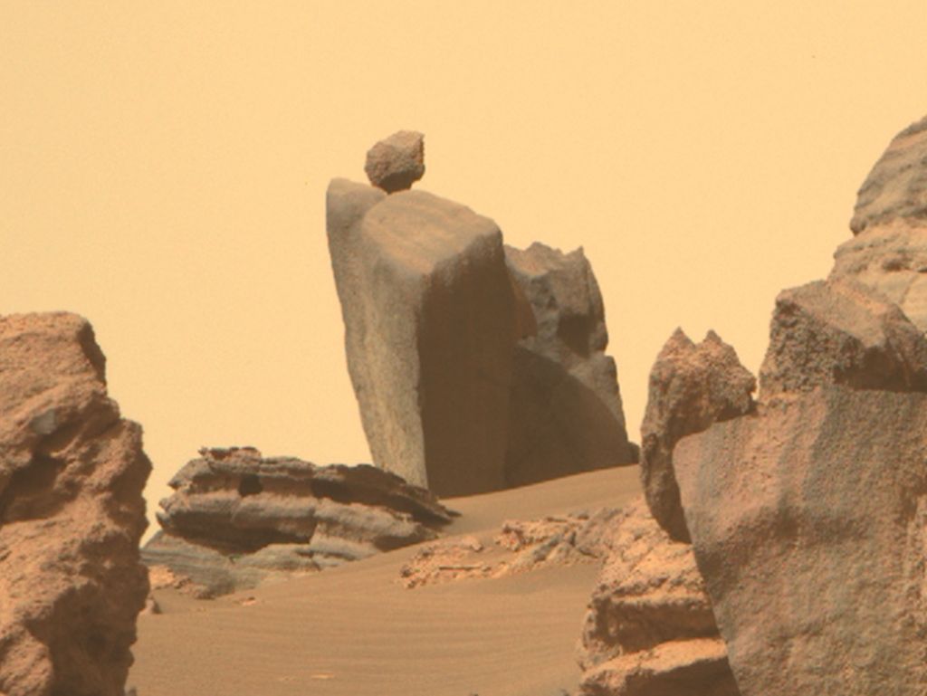 Ada Batu Ajaib yang Tidak Bisa Jatuh di Planet Mars