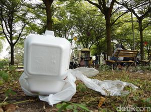Sampah Berserakan di Simpang Lima Gumul, Bupati Kediri Mengecam
