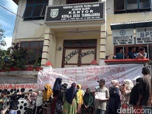 Warga Tolak Pemberhentian Kades di Polman Demo Segel-Kantor Desa