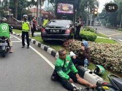 Mercy Tabrakan dengan Ojol di SCBD hingga Nyelonong ke Median Jalan