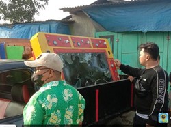 Emak-emak di Medan Labuhan Hancurkan Mesin Judi Pakai Martil