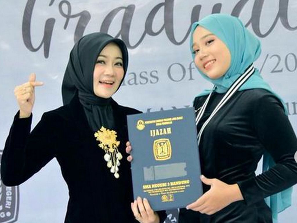 Gaya Keluarga Ridwan Kamil di Acara Wisuda Zara, Kebaya Hitam Jadi Andalan