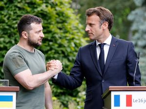 Zelensky Minta Macron Tambah Bantuan Rudal untuk Lawan Rusia Zelensky Minta Macron Tambah Bantuan Rudal untuk Lawan Rusia