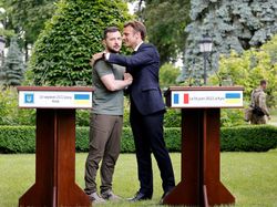 Momen Macron Peluk Zelensky Saat Kunjungi Ukraina di Tengah Perang