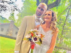 Kisah Pernikahan Beda Usia, Nenek 17 Cucu Dinikahi Pria Lajang 24 Tahun