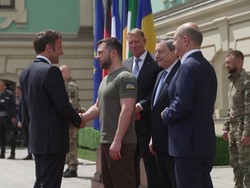 Pelukan Macron untuk Zelensky saat Injakan Kaki ke Ukraina