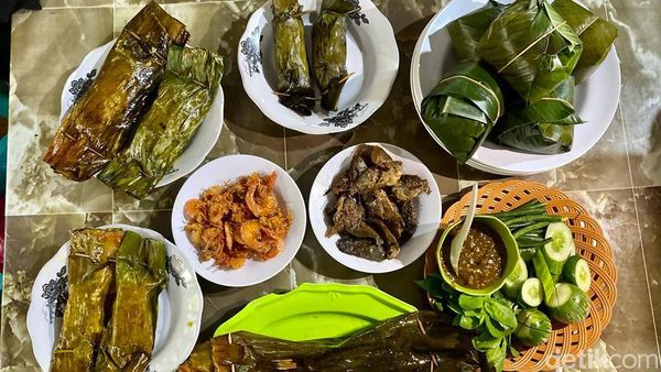 Sedapnya Pepes Legendaris di Tepi Bendungan Walahar Karawang