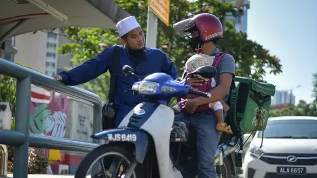Perjuangan Ayah Bawa Anak Saat Jadi Pengantar Makanan Ini Bikin Trenyuh