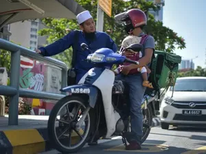Perjuangan Ayah Bawa Anak Saat Jadi Pengantar Makanan Ini Bikin Trenyuh