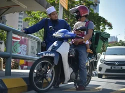 Perjuangan Ayah Bawa Anak Saat Jadi Pengantar Makanan Ini Bikin Trenyuh