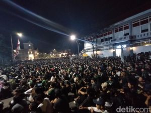 Bonek Tumplek Blek Penuhi Jalanan Dukung Persebaya Kalahkan Persib