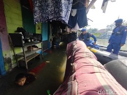 Melihat Permukiman Dekat Muara Sungai di Surabaya yang Terendam Rob