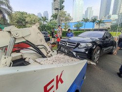 Polisi Evakuasi Mercy yang Terlibat Tabrakan dengan Ojol di SCBD Jaksel