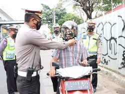 Operasi Patuh Jaya, 50 Pemotor Tak Pakai Helm di Jakbar Tak Ditilang