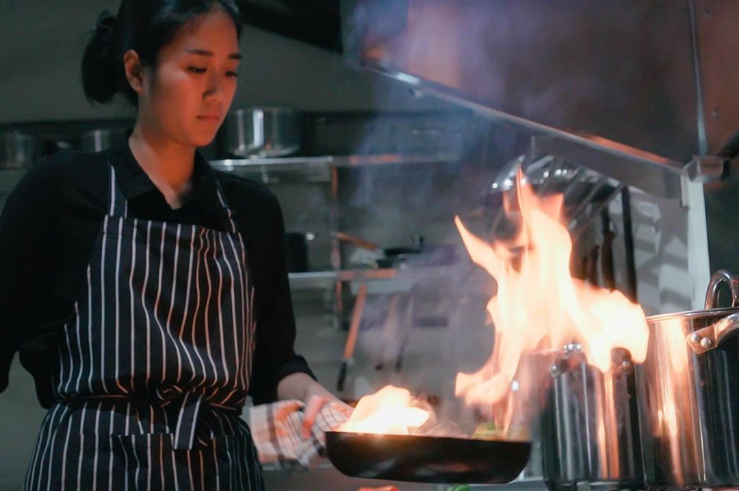 Potret Cantik Chef Renatta Saat di Dapur