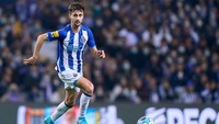 Meski Liga Portugal tak seketat Liga Inggris, catatan di atas menggambarkan betapa kompletnya Vieira sebagai seorang gelandang. Dengan adanya Martin Odegaard, Arsenal kini bisa punya dua jenderal di lini tengah berkat kedatangan Vieira. Jose Manuel Alvarez/Quality Sport Images/Getty Images