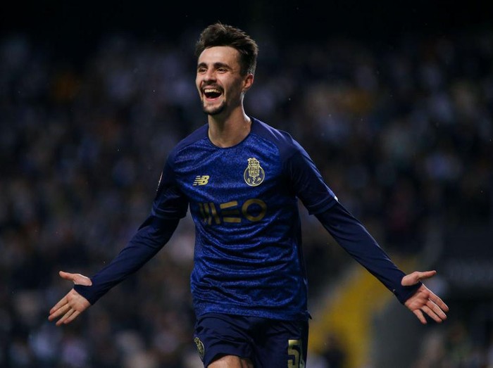 Potret Fabio Vieira, Gelandang Muda yang Segera Merapat ke Arsenal PORTO, PORTUGAL - MARCH 20: Fabio Vieira of FC Porto celebrates after scoring his team's first goal during the Liga Portugal Bwin match between Boavista Porto FC and FC Porto at Estadio do Sec. XXI on March 20, 2022 in Porto, Portugal. (Photo by Diogo Cardoso/DeFodi Images via Getty Images)