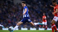 Berposisi utama sebagai gelandang, baik tengah dan serang, Vieira juga bisa diplot sebagai False 9. Kemampuannya merangsek ke pertahanan, dan instingnya dalam mencetak gol, bisa membantu Porto musim lalu. Diogo Cardoso/DeFodi Images/Getty Images