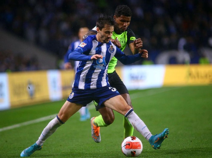 PORTO, PORTUGAL - APRIL 21: Fabio Vieira of FC Porto and Matheus Reis of Sporting CP battle for the ball during the Taca de Portugal semi-final match between FC Porto and Sporting CP at Estadio do Dragao on April 21, 2022 in Porto, Portugal. (Photo by Diogo Cardoso/vi/DeFodi Images via Getty Images)